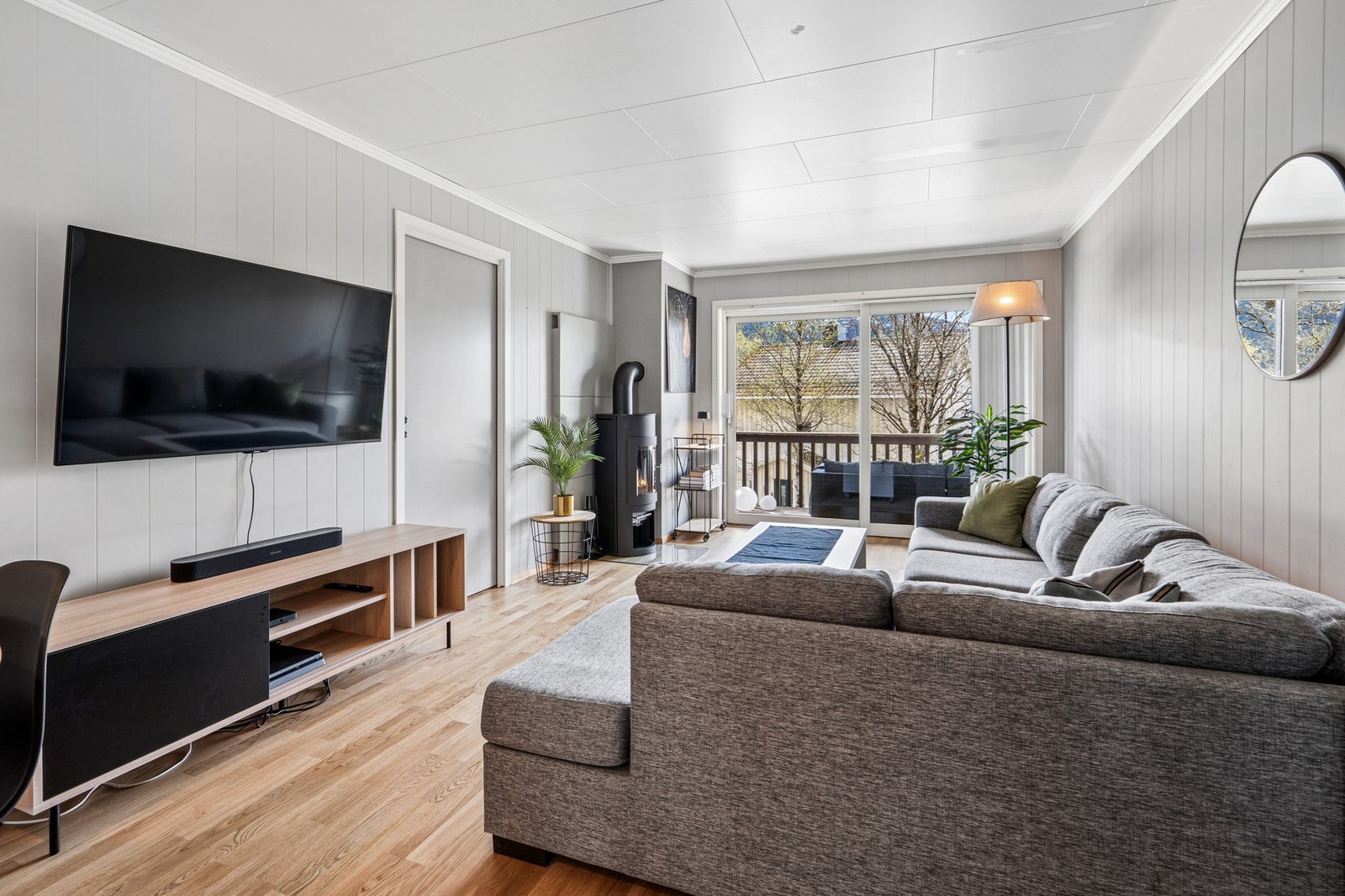 Stuen har god plass til en romslig sofagruppe. Galleribilde