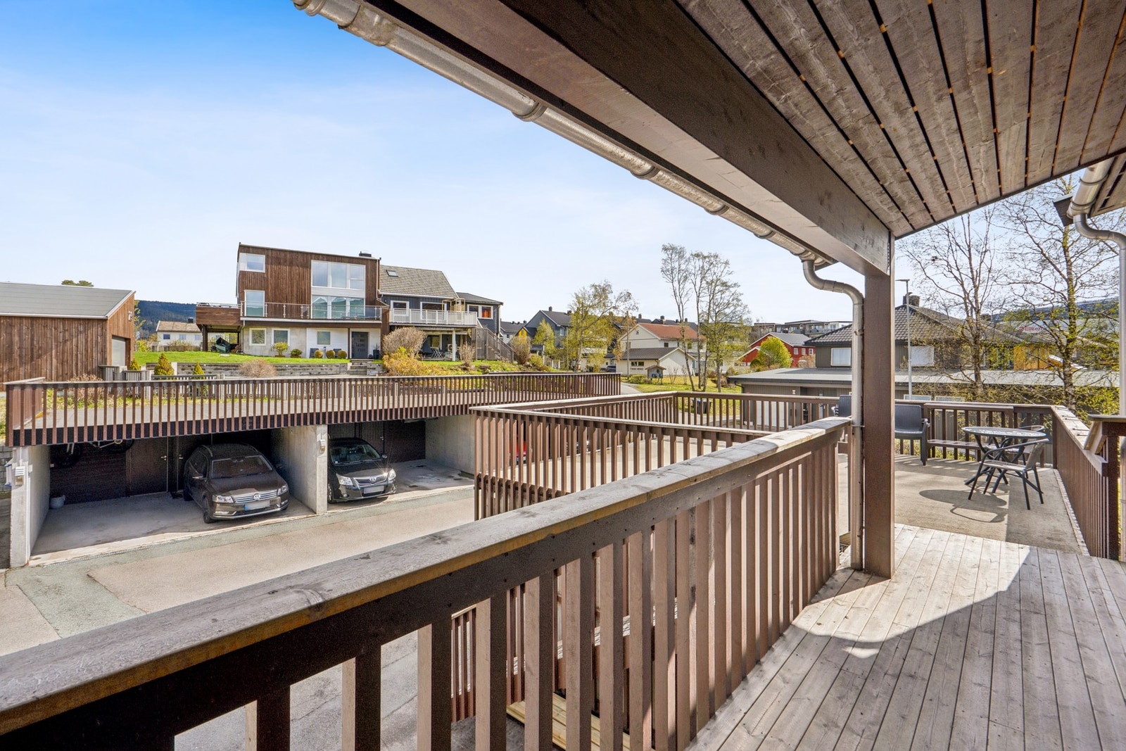 Parkering i felles carportanlegg, hvor leiligheten også disponerer en ekstern bod. Galleribilde