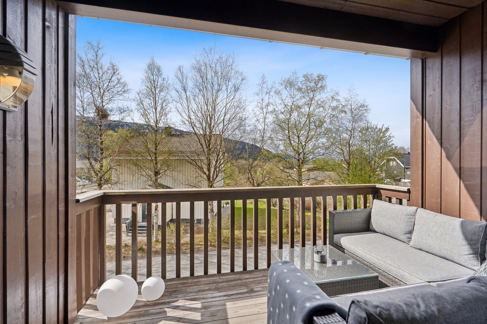 Fra stuen er det utgang til en privat terrasse med plass til sittegruppe. Galleribilde