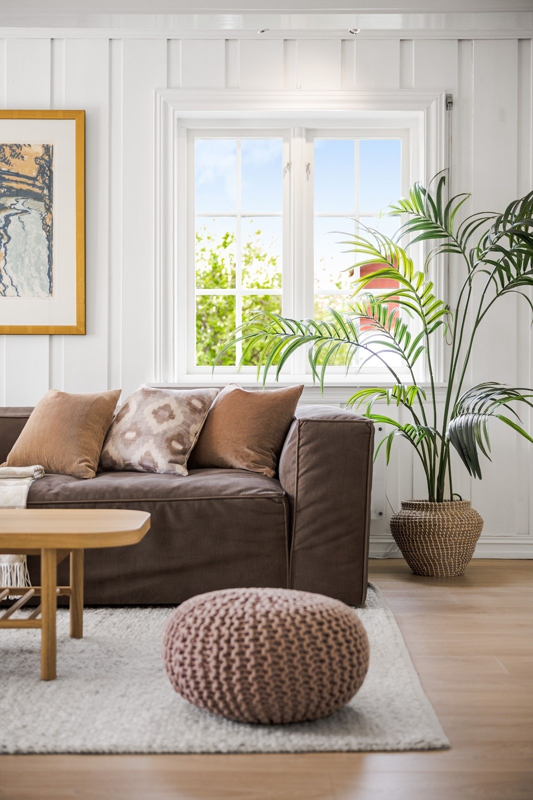 Gulvet i stua har laminat og veggene har malt trepanel. Galleribilde