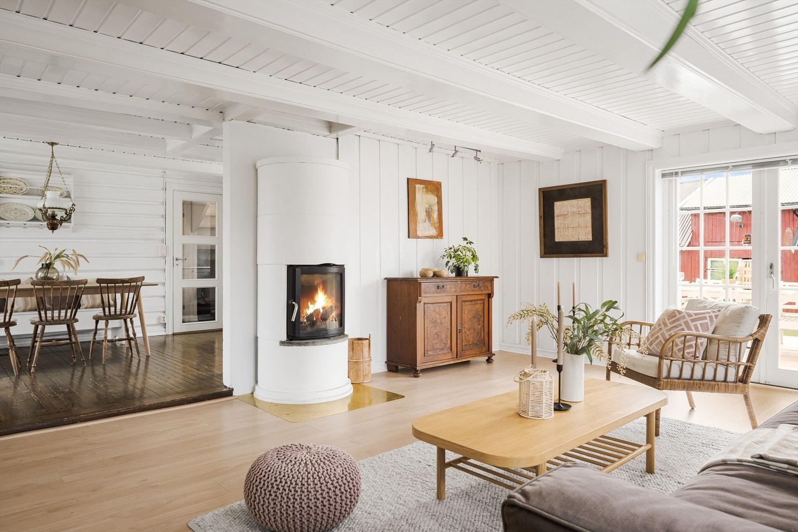 Stua er skjermet fra kjøkkenet, men har likevel en praktisk tilknytning. Galleribilde