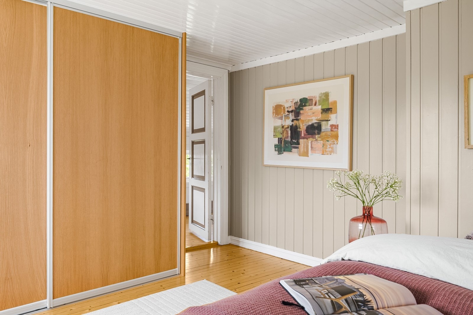 Rommet har en romslig skyvedørsgarderobe. Galleribilde