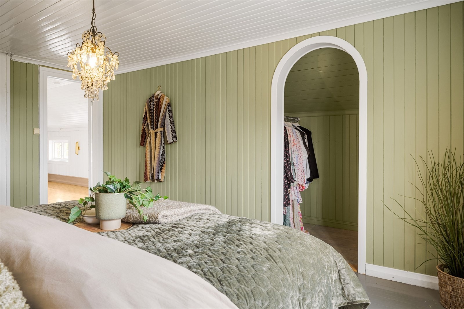 Fra rommet er det adkomst til et en praktisk walk-in garderobe i kneveggen. Galleribilde