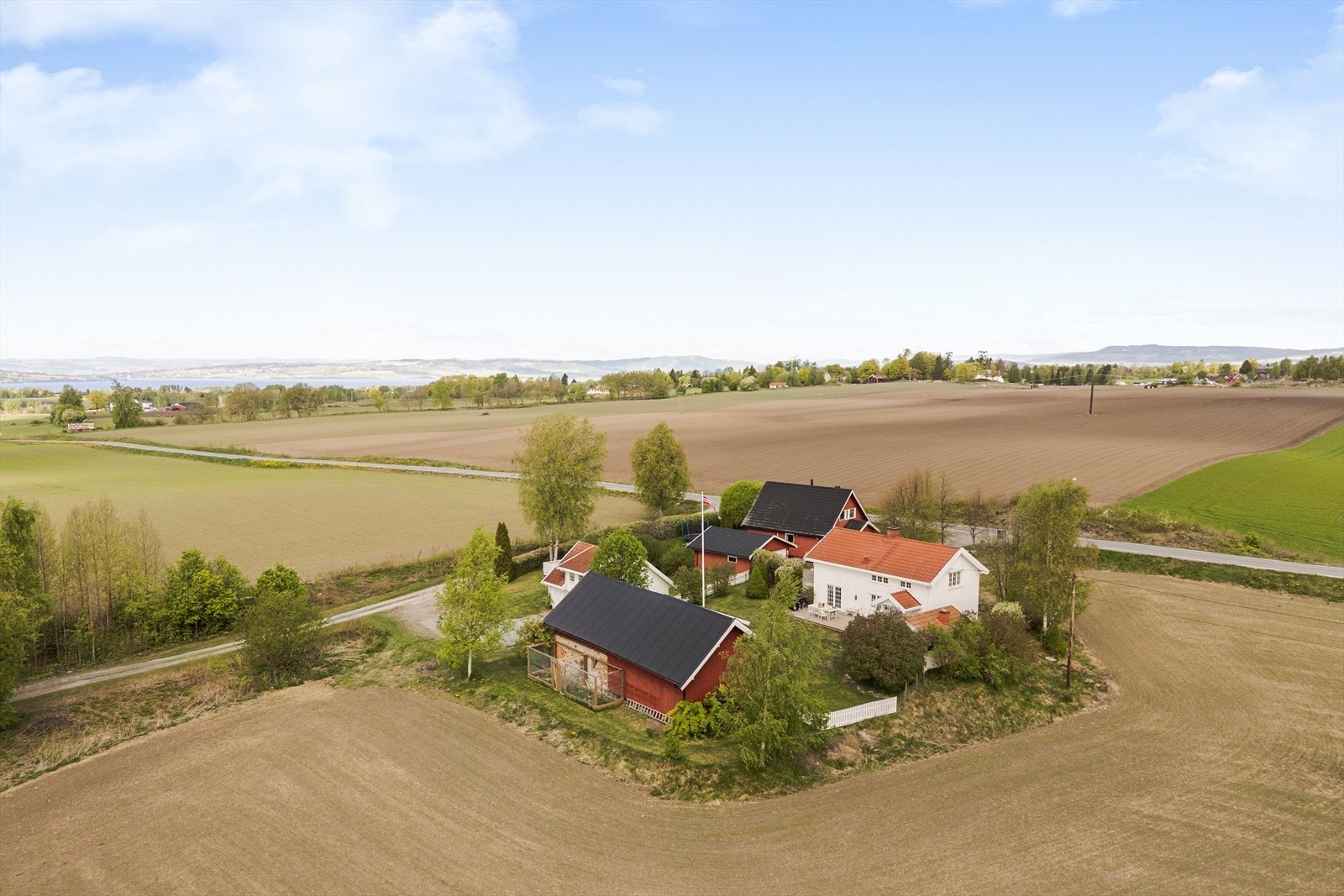 Eiendommen består også av en dobbelgarasje med lagring på loftet. Galleribilde