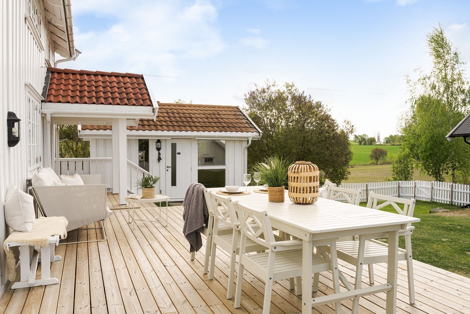 Eindommen er på litt over 16 mål og har en pent opparbeidet og avgrenset hage med terrasse ved inngangspartiet. Galleribilde