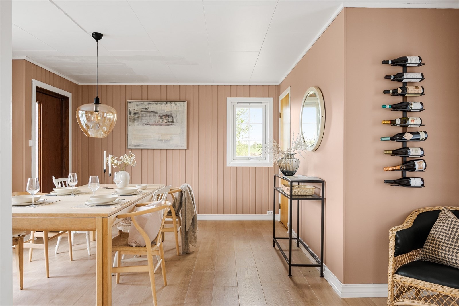 Rommet har god plass til et romslig spisestuebord. Galleribilde