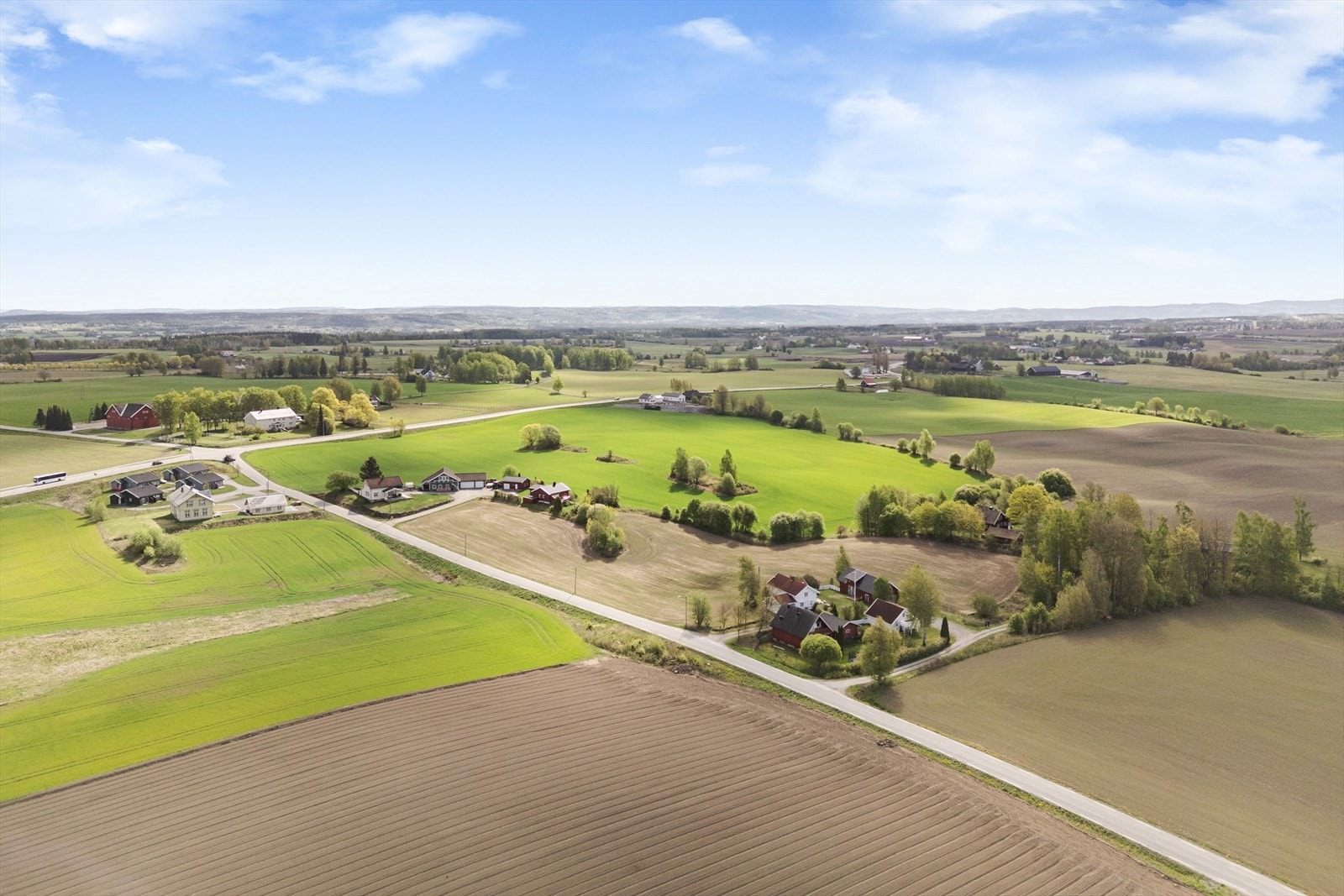 Den ligger i Ottestad i Stange kommune med ca. 7,5 km til Hamar sentrum. Det er kun noen hundre meter til Stangevegen hvor bussrute mellom Stange, Hamar og Brumunddal går med hyppige avganger. Galleribilde