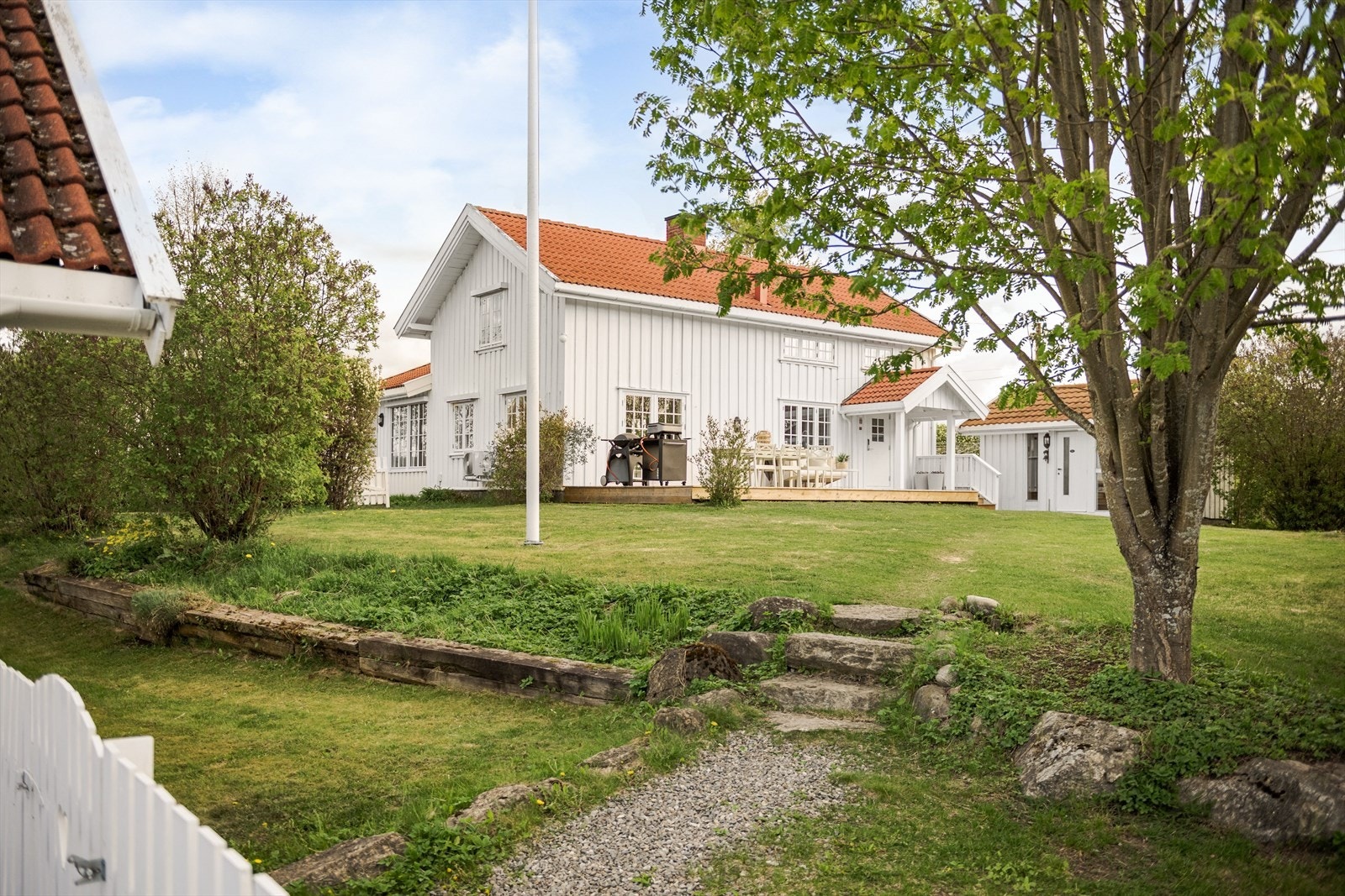 Tunet på eiendommen er inngjerdet og opparbeidet med sti, en liten trapp og støttemurer. Galleribilde