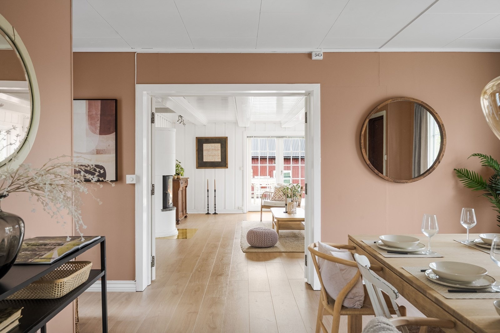 De flotte fløydørene kan lukkes for å skille de to stuene fra hverandre. Galleribilde