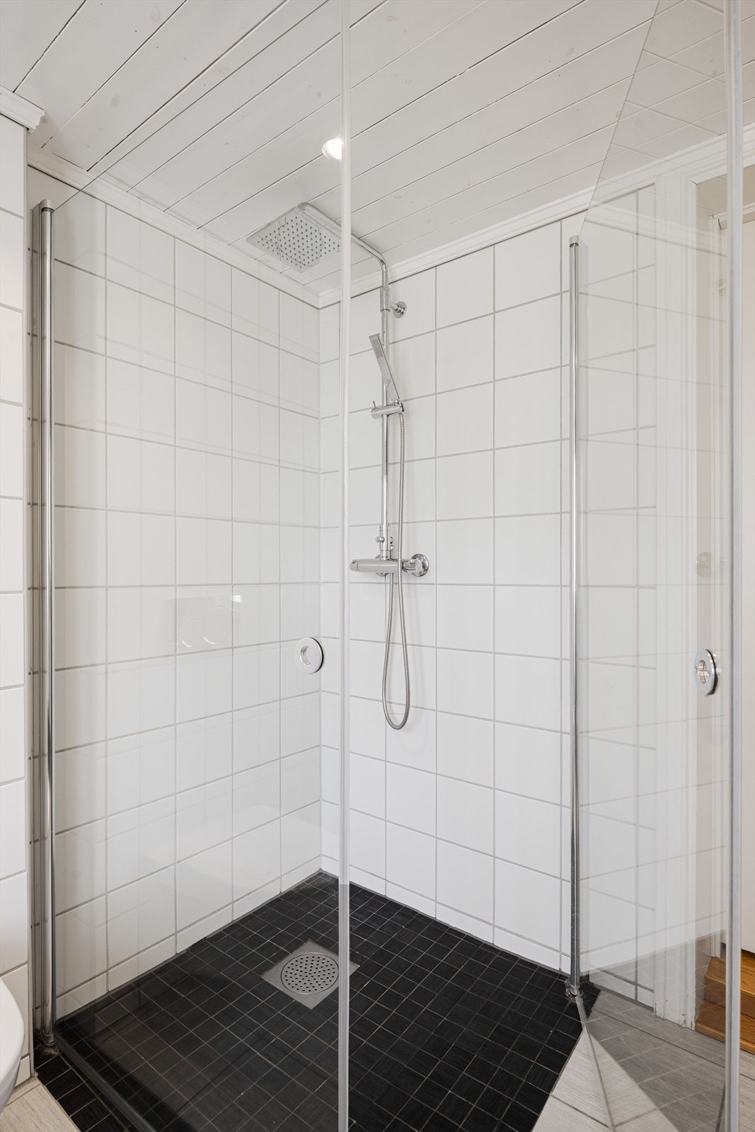 I tillegg er badet utstyrt med toalett og dusjhjørne med innfellbare dusjdører og veggmontert dusjbatteri. Galleribilde