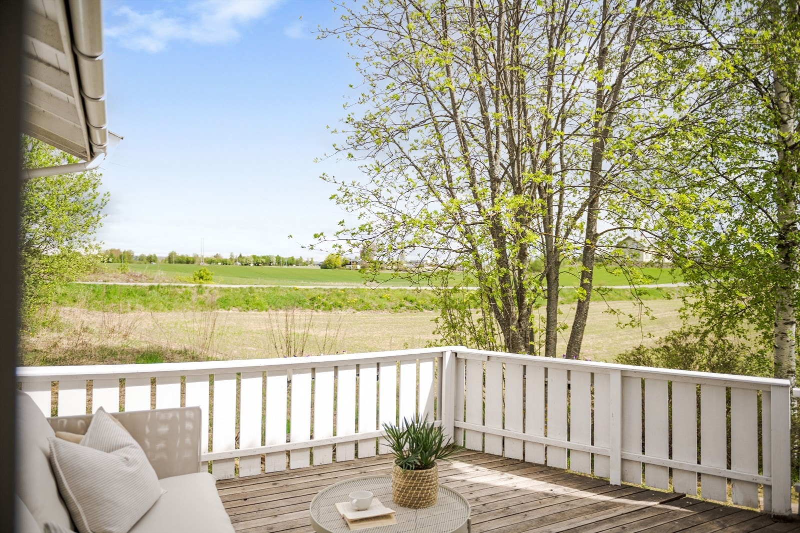 Fra spiseplassen er det utgang til østvendt terrasse på ca. 16 m². Galleribilde