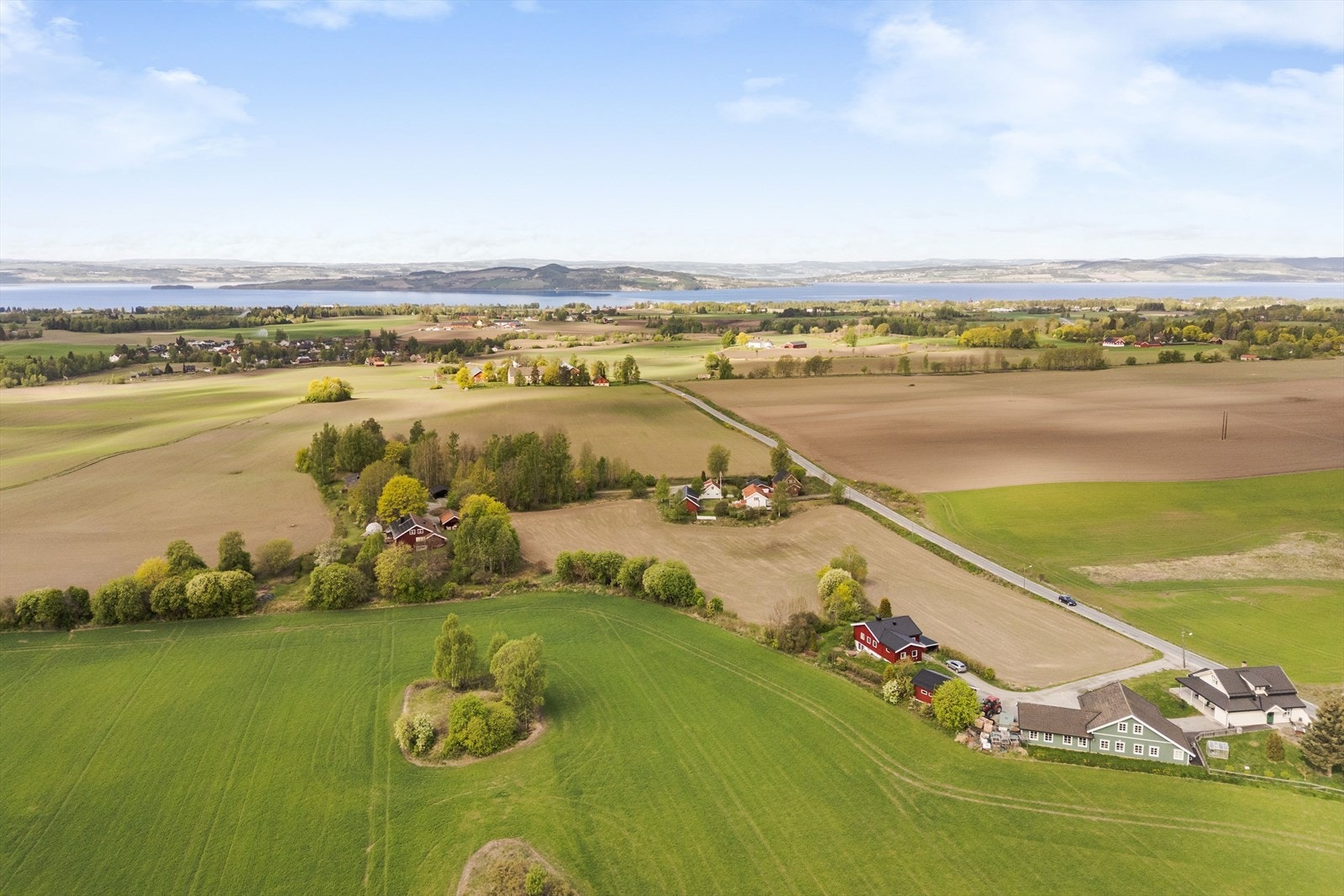 Eiendommen er omringet av jordbruk og idylliske omgivelser. Den har ca. 12 mål med fulldyrket jord. Galleribilde