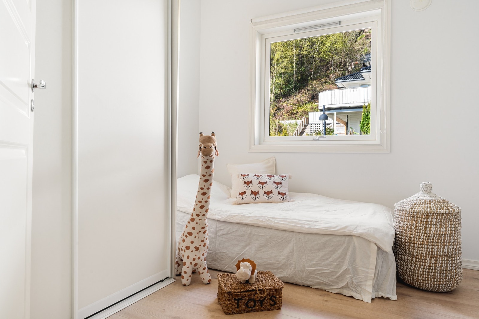 Begge soverommene er utstyrt med praktisk garderobe og har plass til seng, nattbord og kommode. Galleribilde