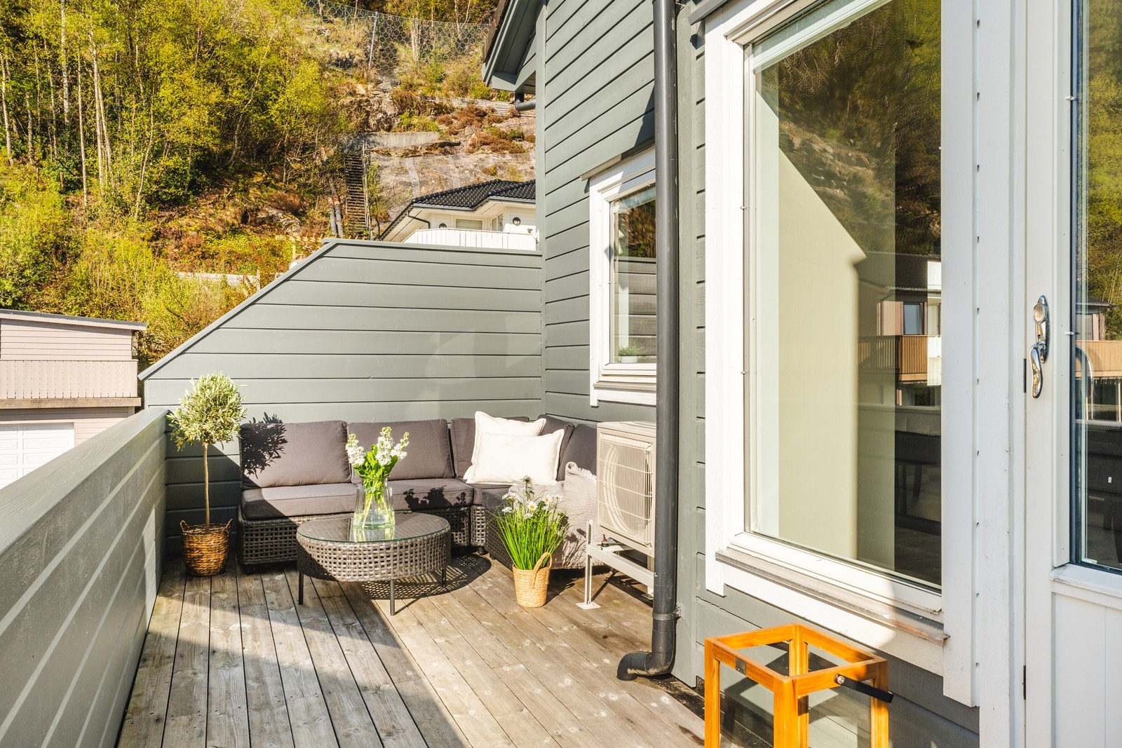 Terrassen er av god størrelse og kan møbleres i flere soner. Her er det sol fra ettermiddag til kveld midtsommers Galleribilde