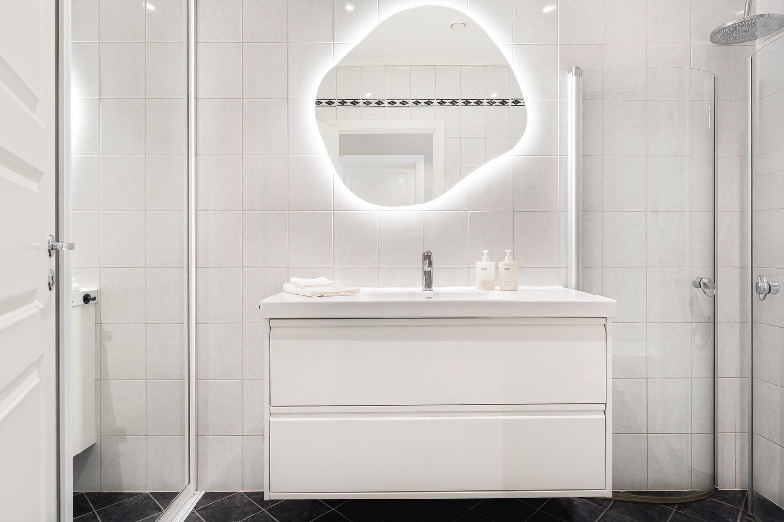 Baderomsinnredningen ble oppgradert med nytt servantmøbel og speil i 2025. Galleribilde