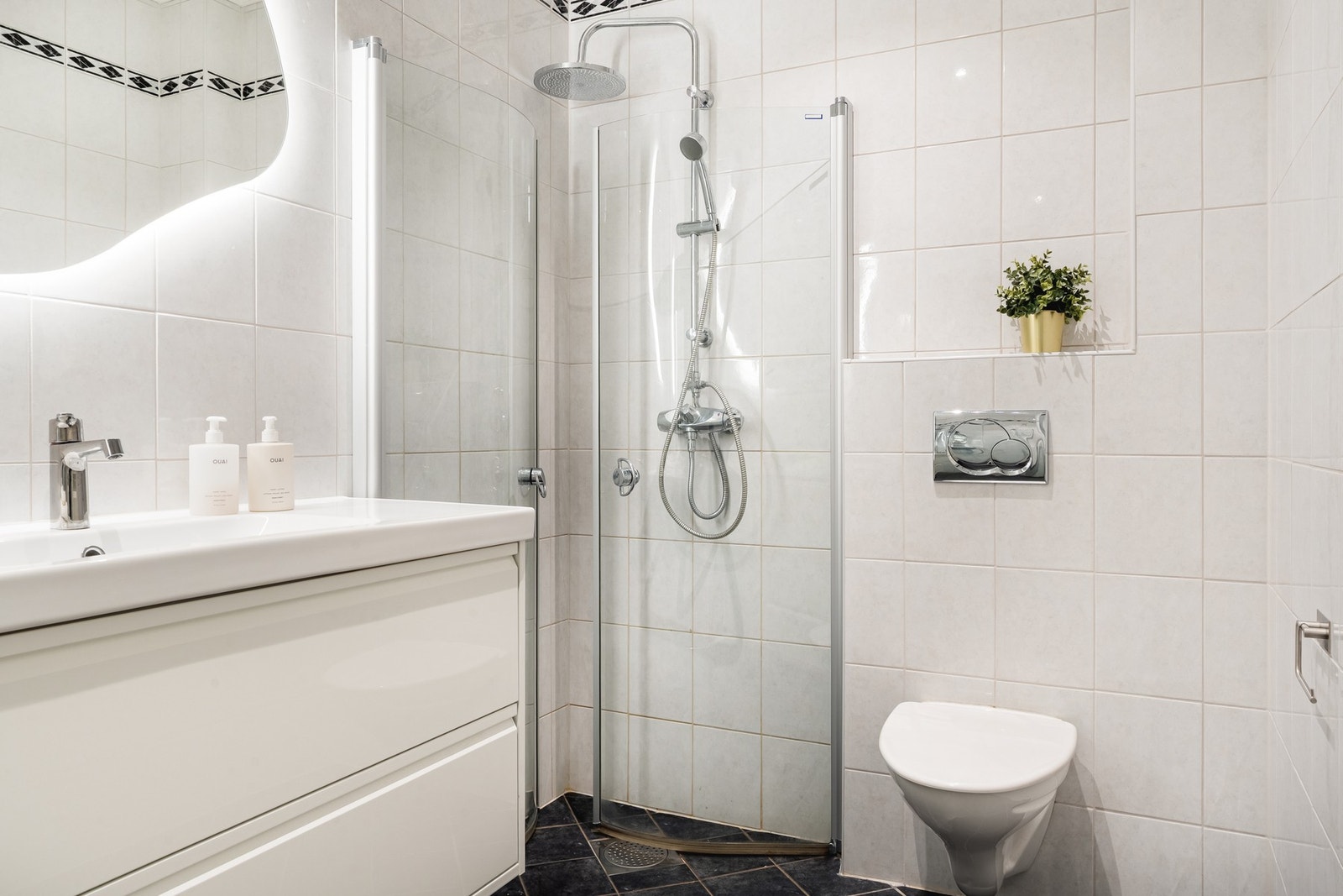 Badet på 5,6 kvm er kombinert med vaskeromsløsning. Galleribilde