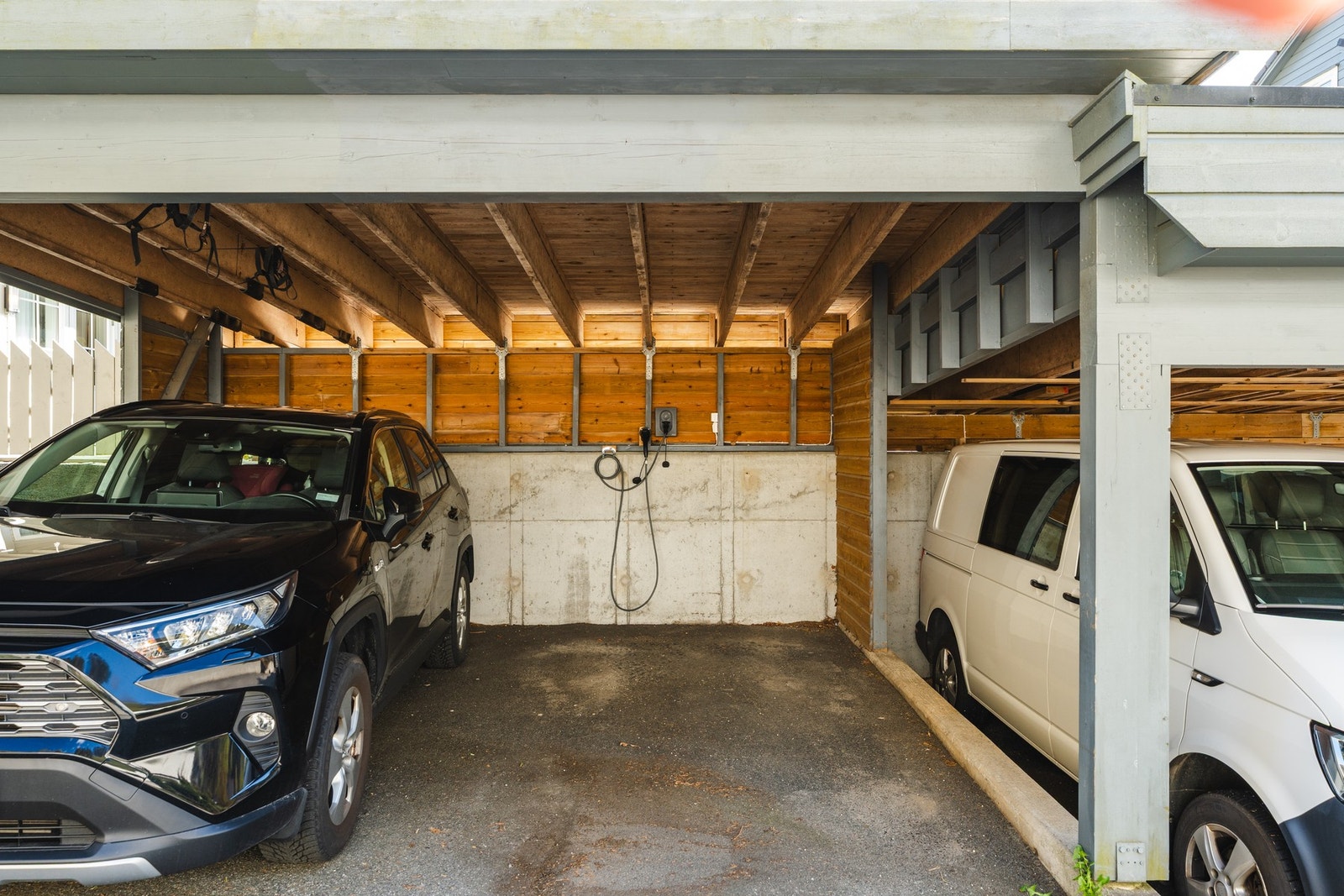 Parkering i carport med elbillade. Galleribilde
