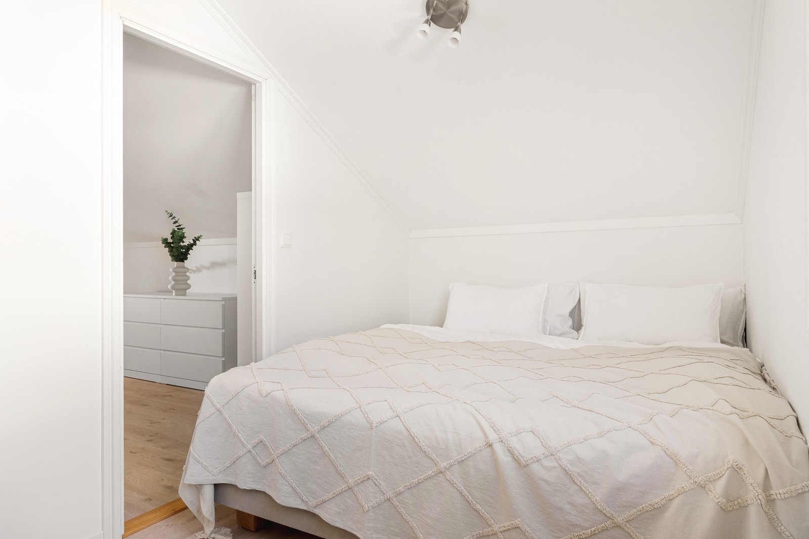 Soverommet i denne etasjen måler 6,4 kvm og er utstyrt med garderobe. Galleribilde