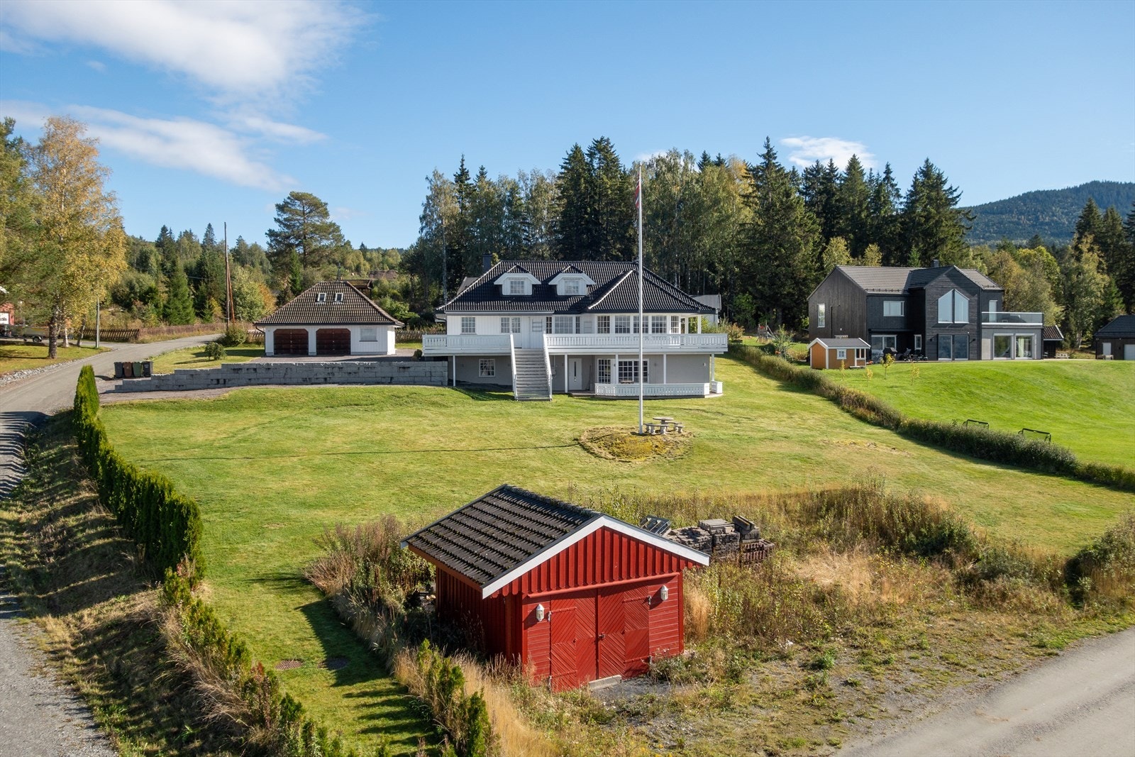 Flott, innholdsrik eiendom på Jaren med stor tomt og fantastisk utsikt! Galleribilde
