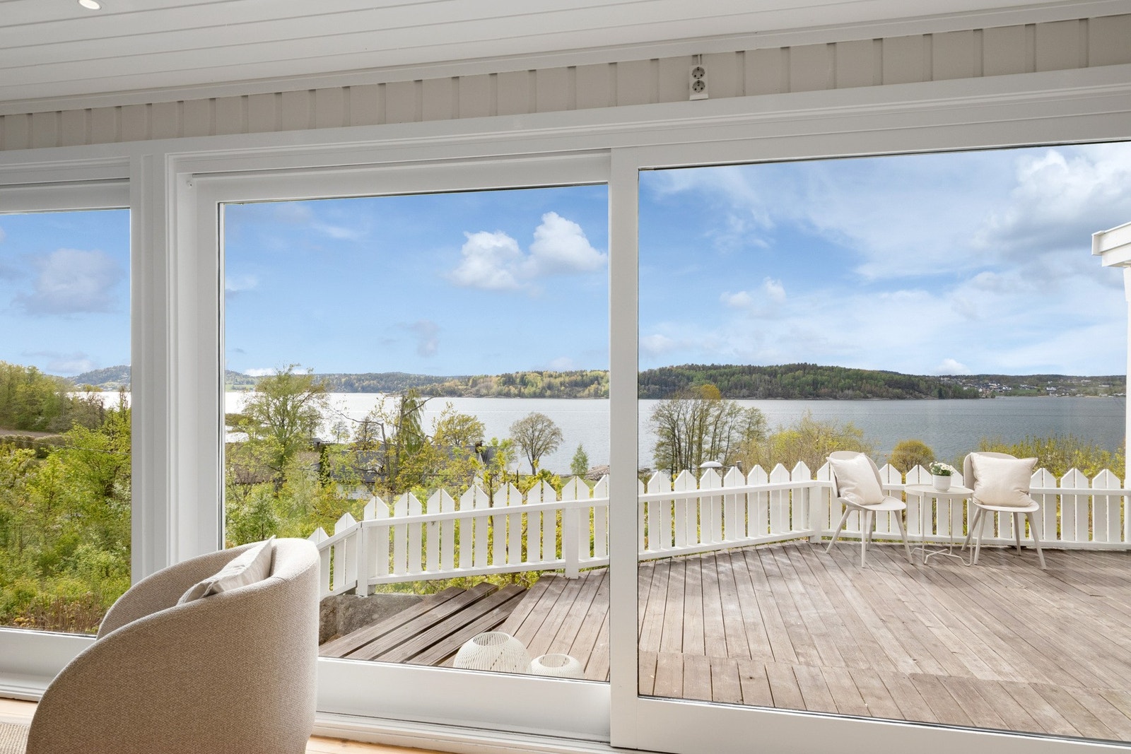 Fra allrommet er det utgang til en sydvestvendt, stor og dels innglasset terrasse med gode solforhold. Galleribilde