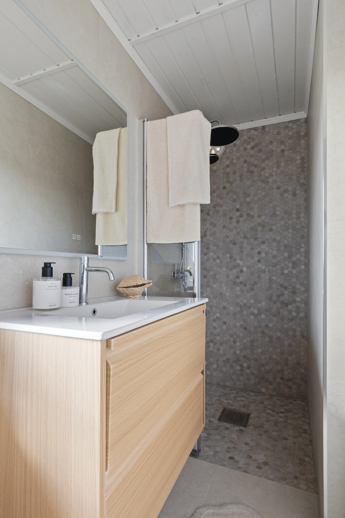 Hytta inneholder et bad/wc og et eget vaskerom. Badet er nytt i 2026. Galleribilde