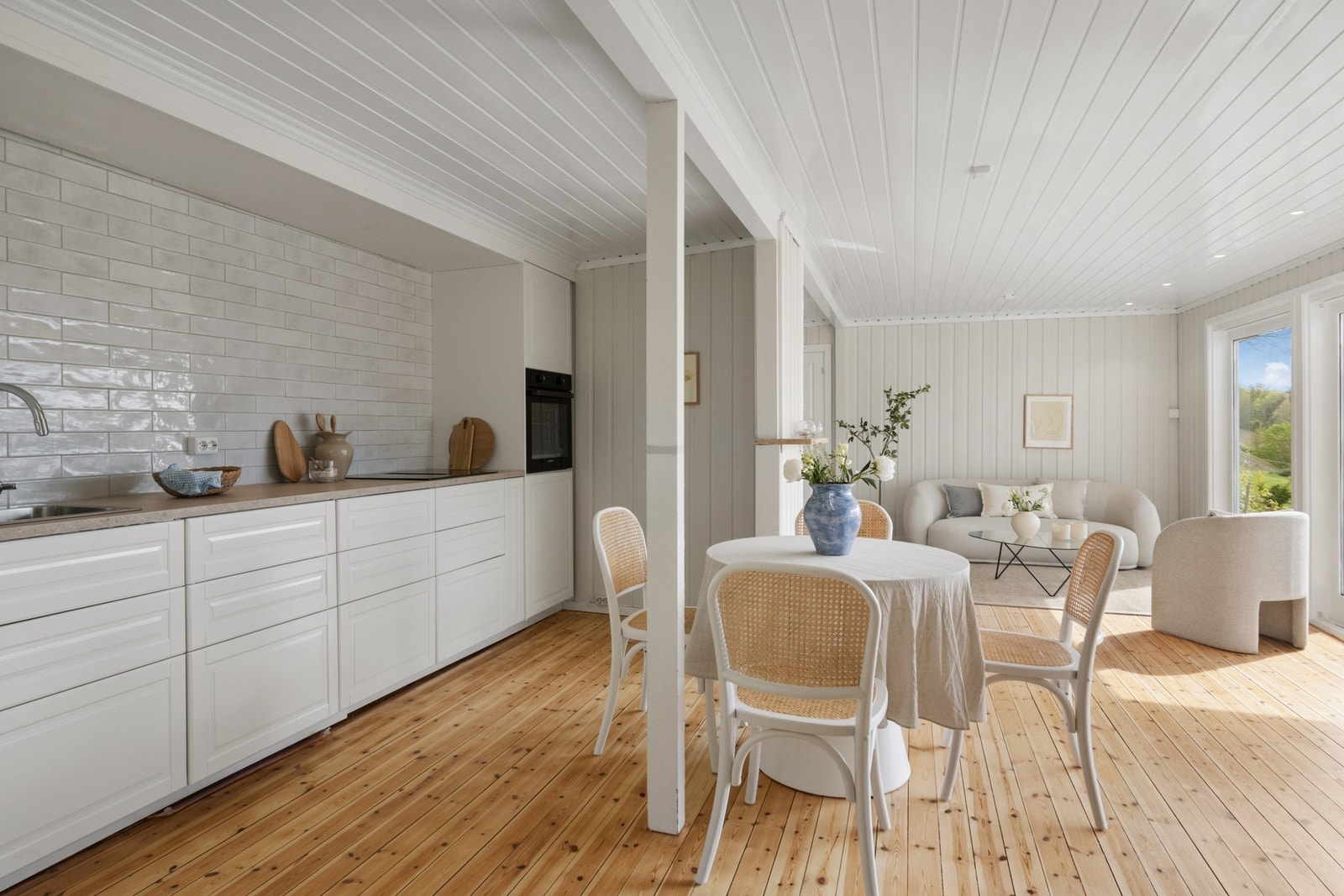 Kjøkkenet, som er nytt i 2026, har et stilfullt og tidsmessig design med gode benkeflater og mye oppbevaringsplass. Galleribilde