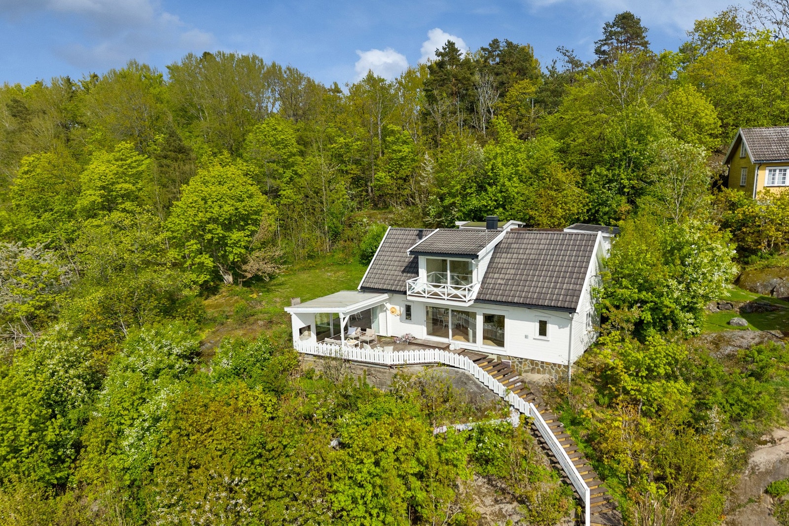 Det er enkel adkomst via bilvei helt frem, og fra parkeringsplassen ved veien leder en trapp opp til hytta. Galleribilde
