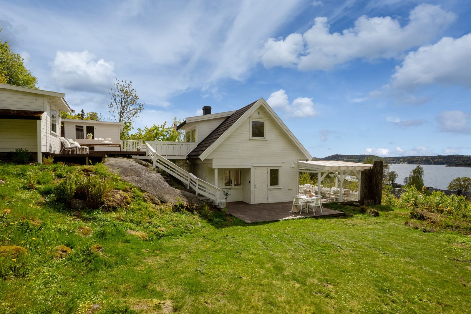 Det gjøres spesielt oppmerksom på at gressplenen på eiendommens nordside ikke tilhører hytta som selges. Det er naboens eiendom. Det foreligger ingen avtaler om bruk pt. Galleribilde