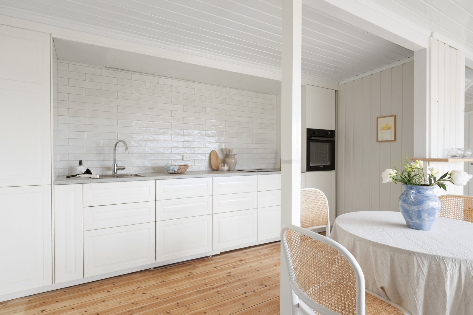 Kjøkkenet er utstyrt med integrerte hvitevarer som oppvaskmaskin, kjøl-/fryseskap, stekeovn og induksjonstopp med innebygget kullfilterventilator. Galleribilde