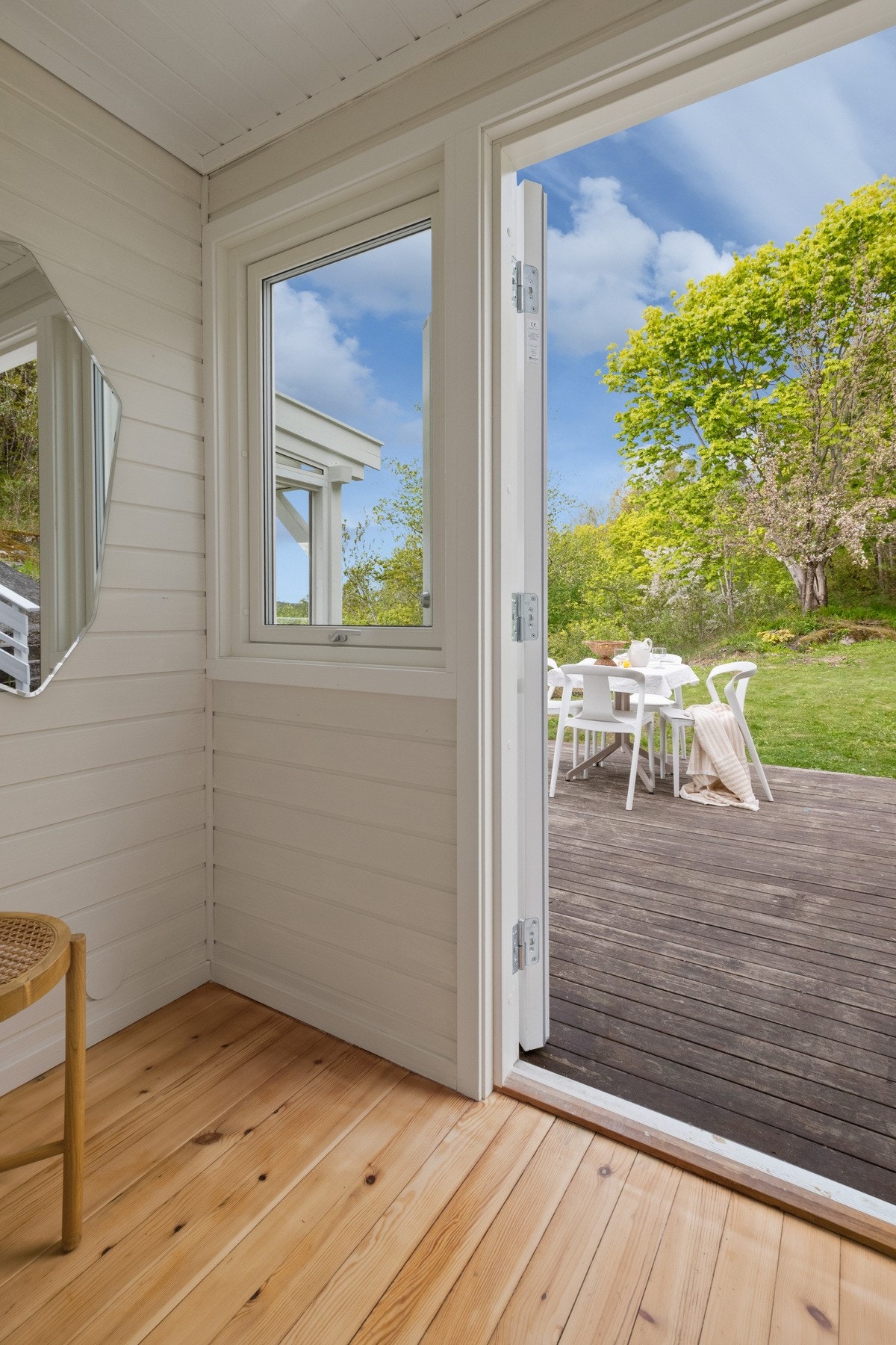 Hytta har et pent inngangsparti med en stor, nordvendt velkomstterrasse. Galleribilde