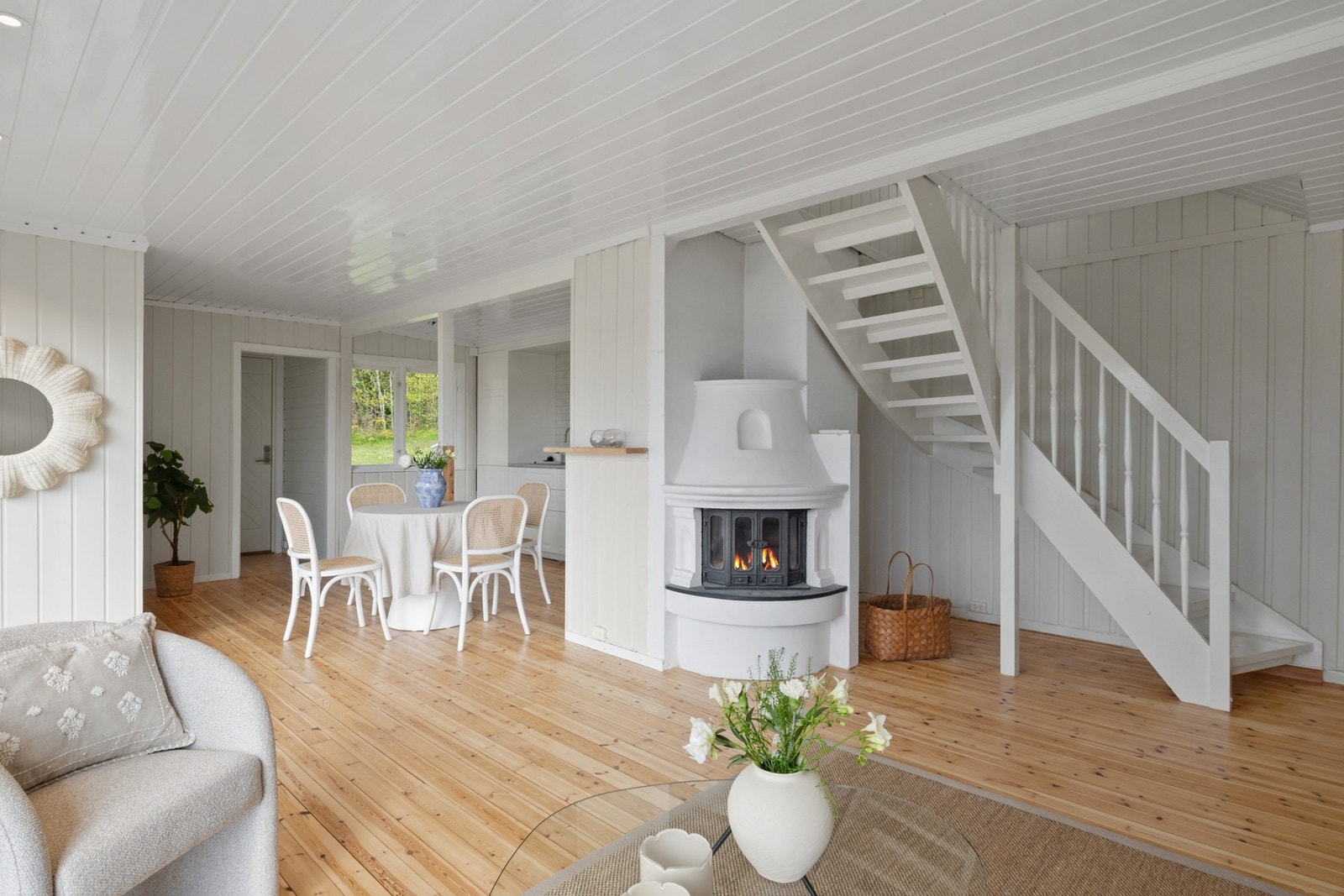 På kveldstid settes den rette stemningen med downlights og fyr i en hvit peis med innsats. Galleribilde