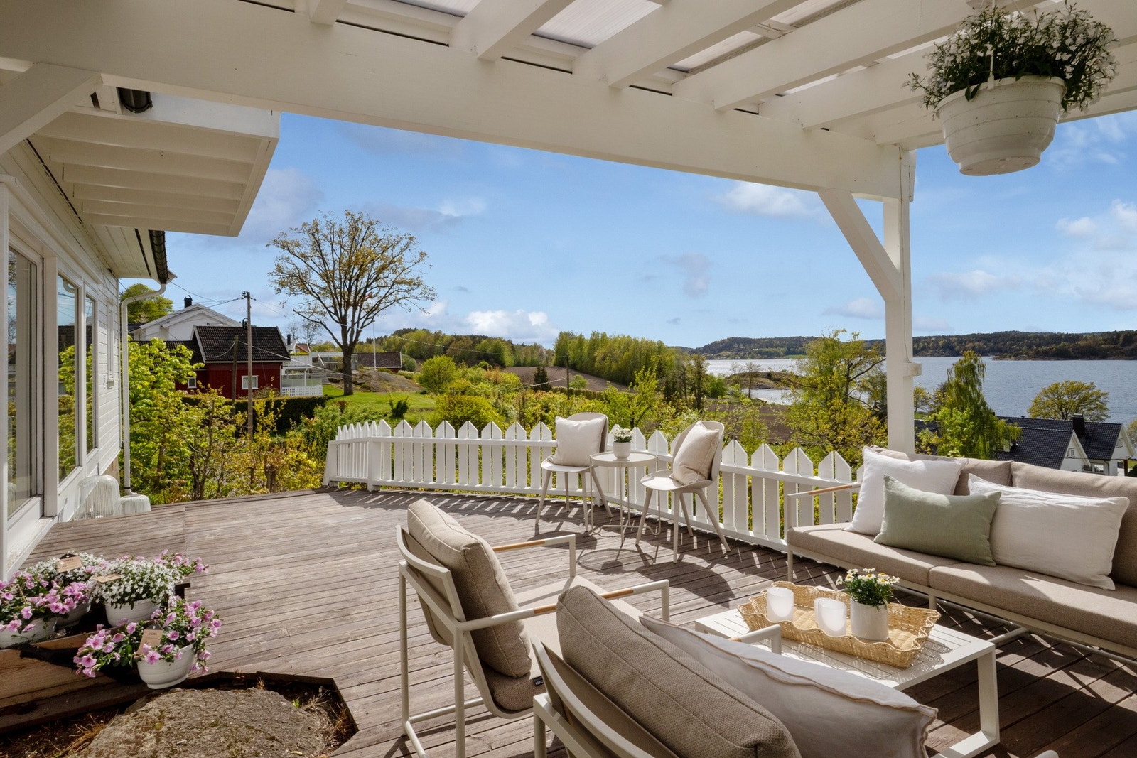Det er rikelig med plass til flere sittegrupper, spiseplass og hyggelige samlingspunkter for familie og venner. Galleribilde