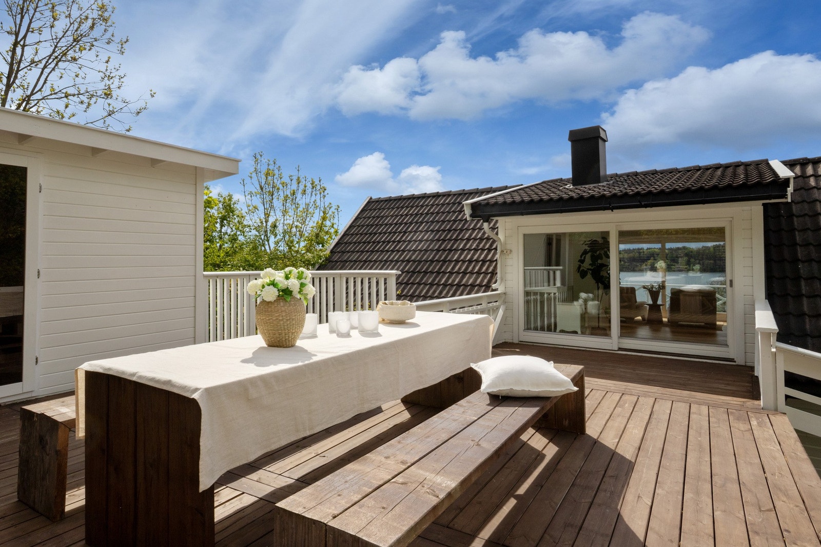 Terrassen har adkomst fra loftstuen, og sommerdagene nytes også fra balkongen ved loftstuen samt den svært romslige terrassen utenfor hovedstuen. Galleribilde