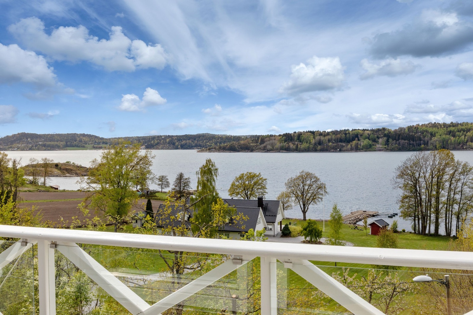 På hele endeveggen er det store skyvedører i glass, og man kan nyte utsynet mot fjorden og over til Ravnø. Galleribilde