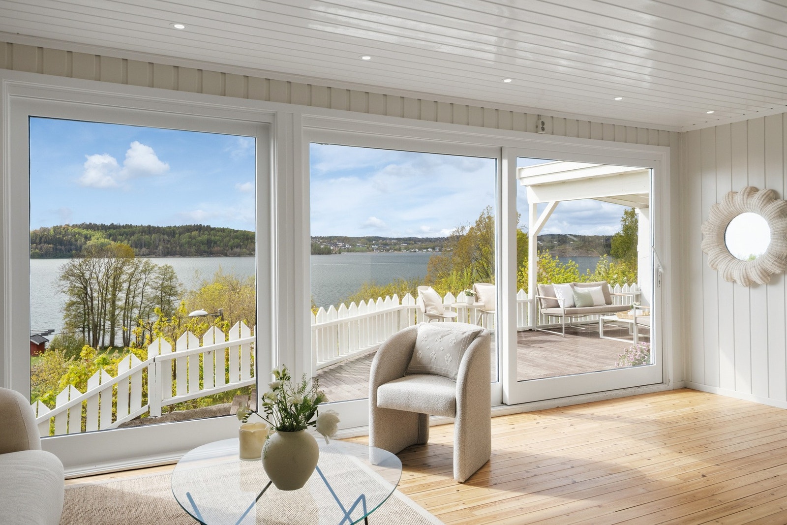 Dagslyset som strømmer inn via store vindusflater gjenspeiles fint i de lysmalte overflatene. Galleribilde