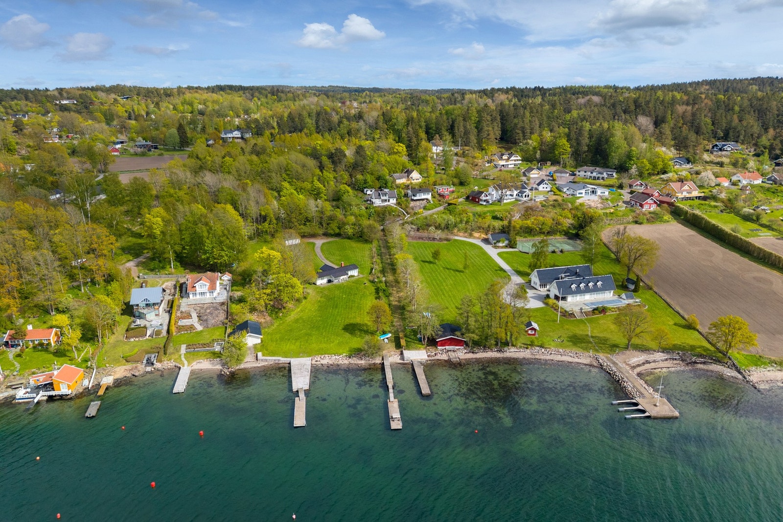 Samlet sett byr eiendommen på en sjelden kombinasjon av usjenert beliggenhet, flotte solforhold, herlig kveldssol, fantastisk utsikt og nærhet til sjøen - et sted hvor både rolige morgenstunder og lange, sosiale sommerkvelder kan nytes fullt ut. Galleribilde