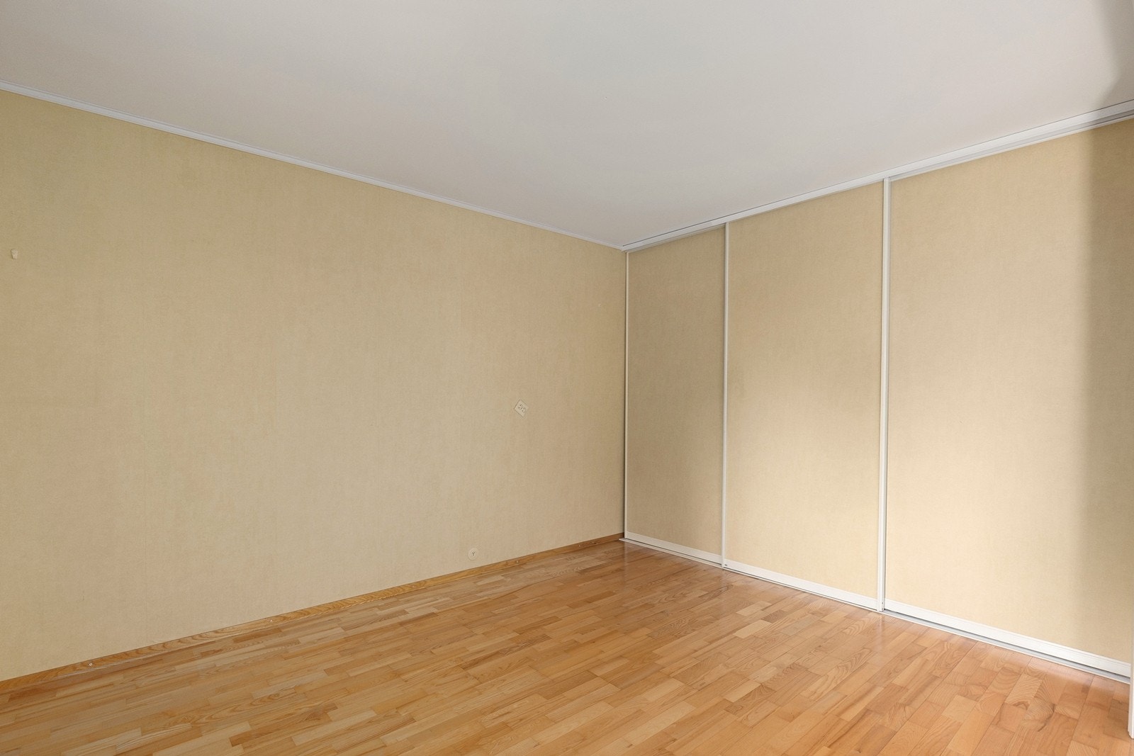 I stuen er det en skyvedørsgarderobe med god oppbevaringsplass Galleribilde