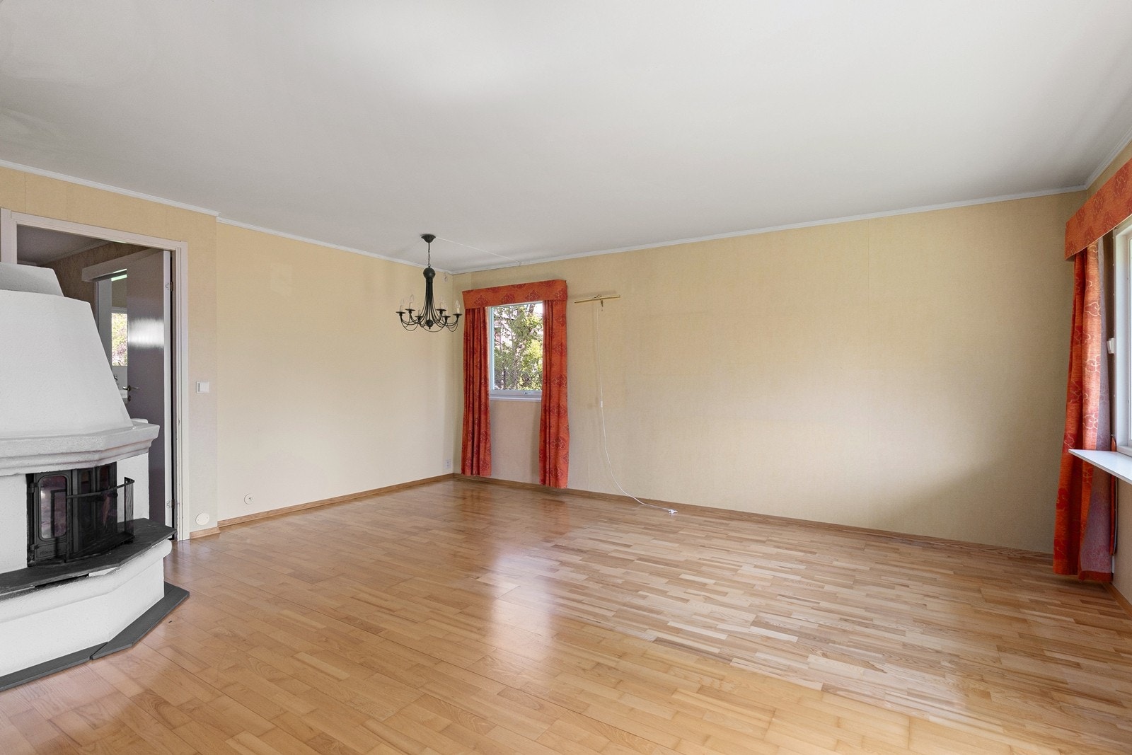 Leiligheten holder en eldre standard og selges som et oppussingsobjekt Galleribilde