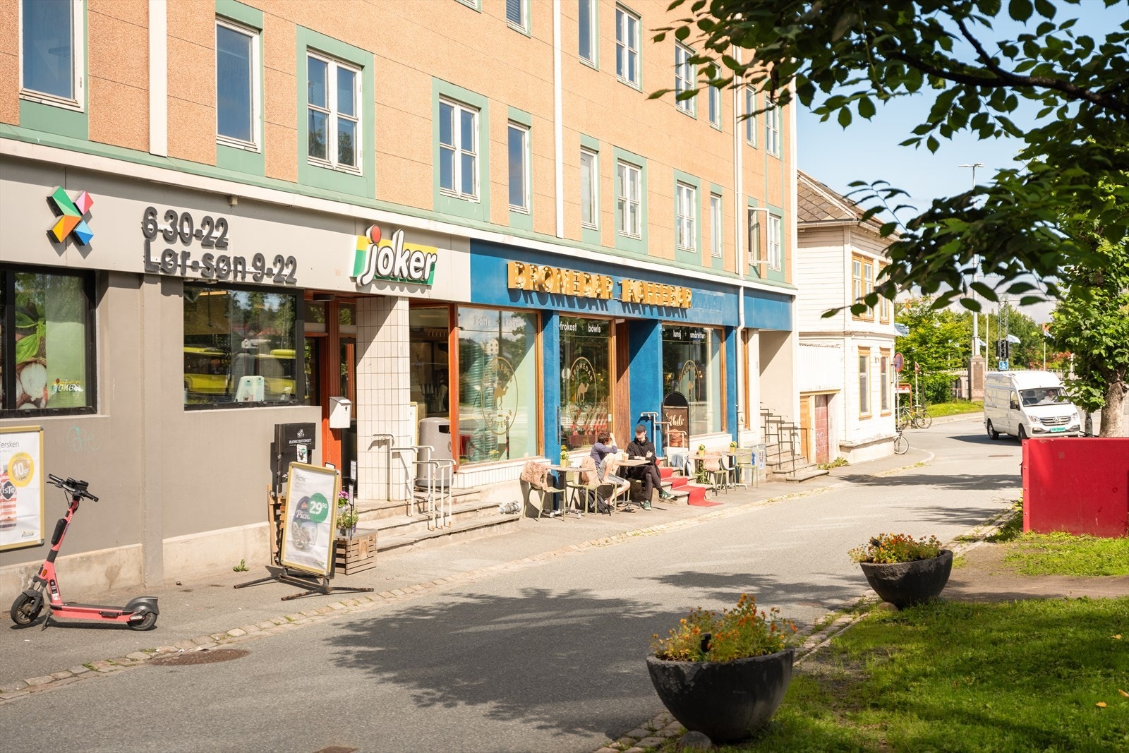 Kun få minutters gange fra leiligheten ligger Joker på Øya som har søndagsåpent, samt Dromedar kaffebar. Galleribilde