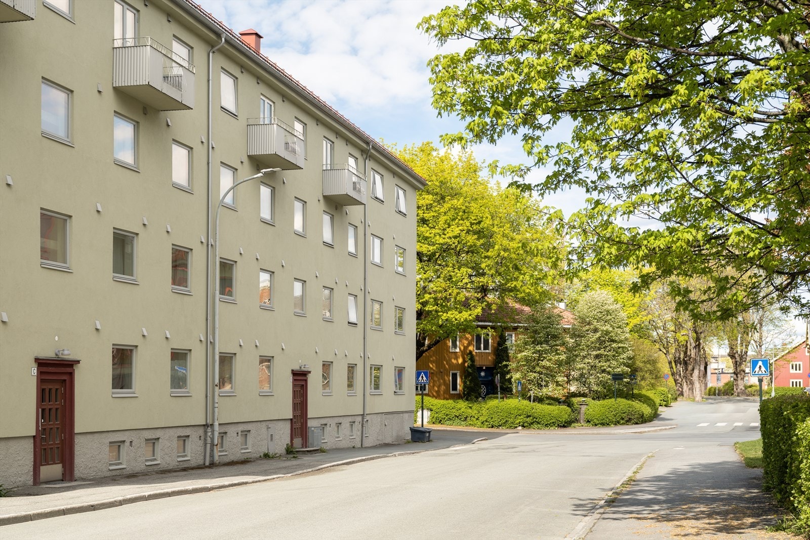 Leiligheten ligger praktisk til med kort vei til flere studiesteder, blant annet Handelshøyskolen i Trondheim, NTNU Gløshaugen, SINTEF og St. Olavs. Galleribilde