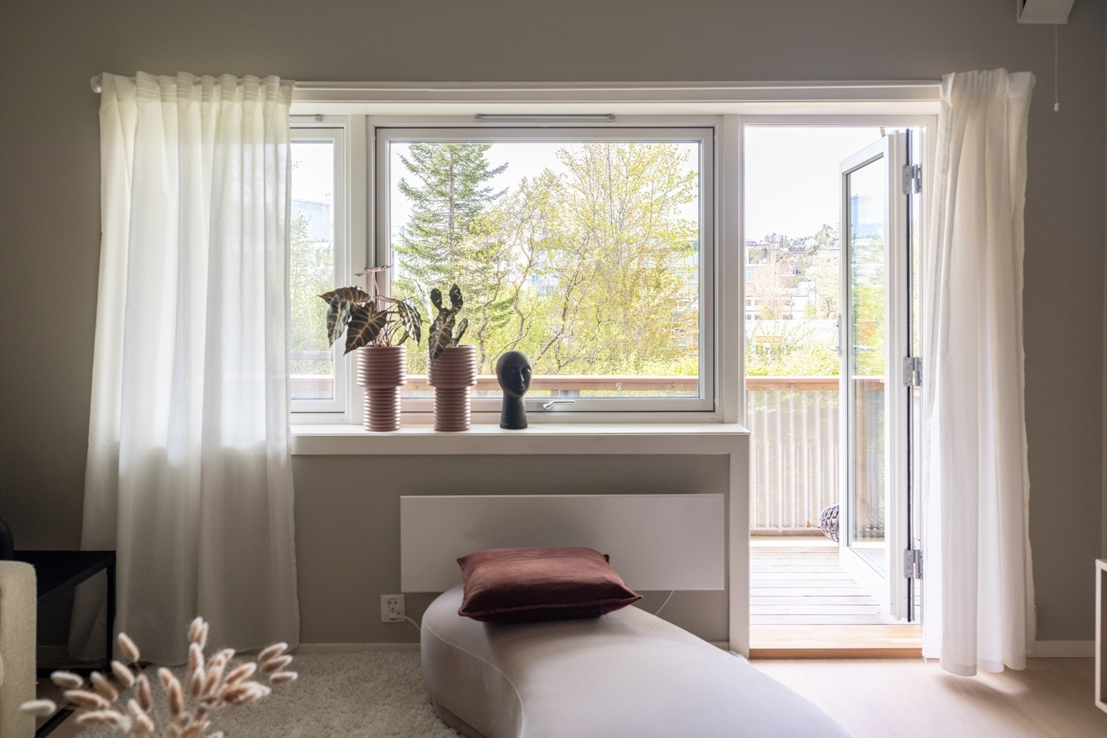Rause vindusflater sørger for godt med naturlig lysinnslipp. Galleribilde
