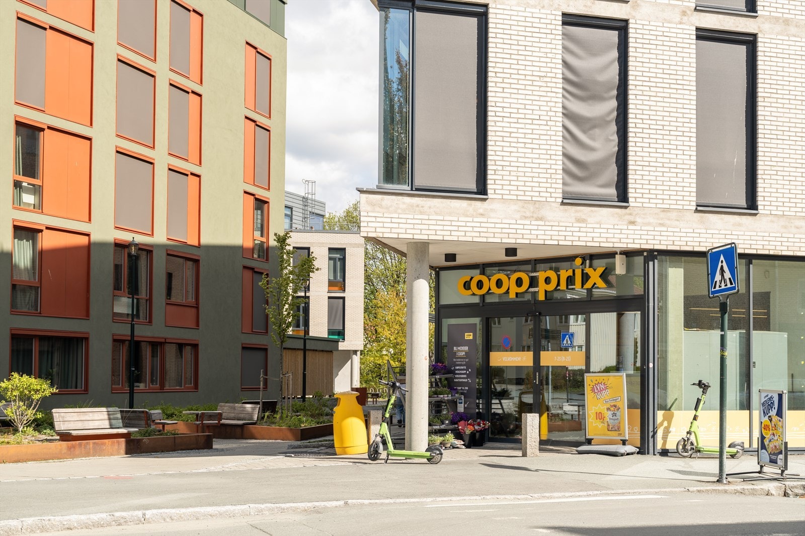 Rett over veien finner du Coop Prix, og i tillegg er det flere dagligvarebutikker og andre nødvendige tjenester like i nærheten. Galleribilde