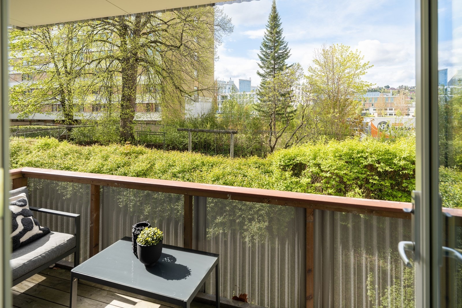 På balkongen er det plass til utemøbler og grill. Galleribilde