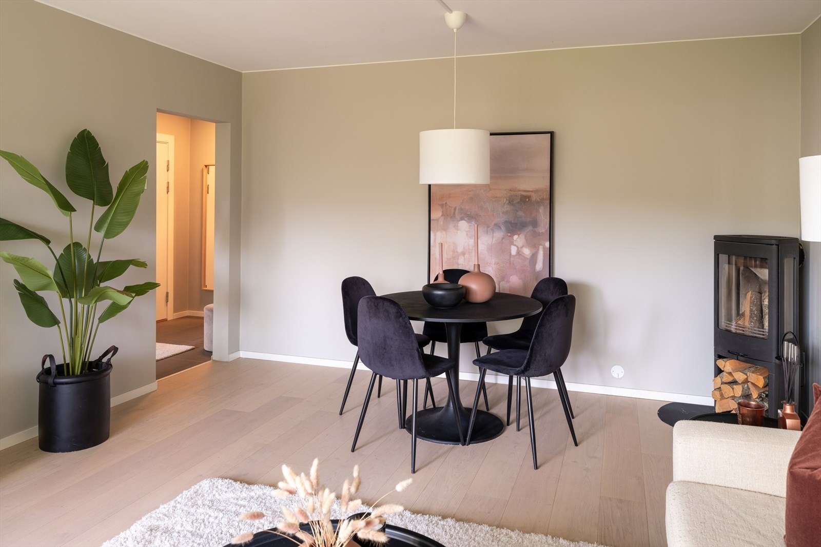 Lys og romslig stue som måler hele 22 m². Her er det god plass til å møblere med både sitte- og spisegruppe. Galleribilde
