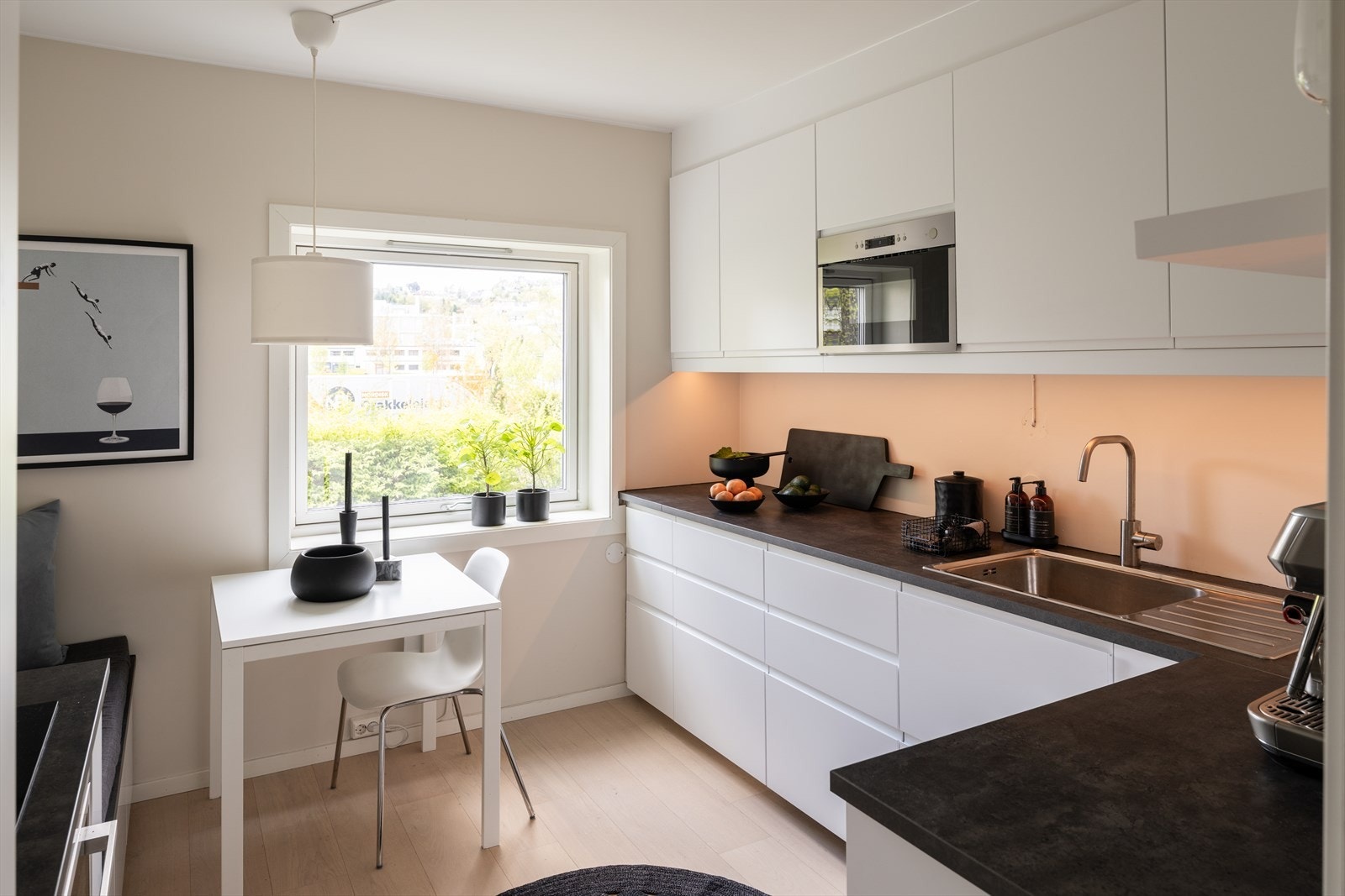 Kjøkkenet måler 9 m² og har god arealutnyttelse. Her er det rikelig med oppvbevaringsmuligheter i skuffer, skap og på benk. Galleribilde