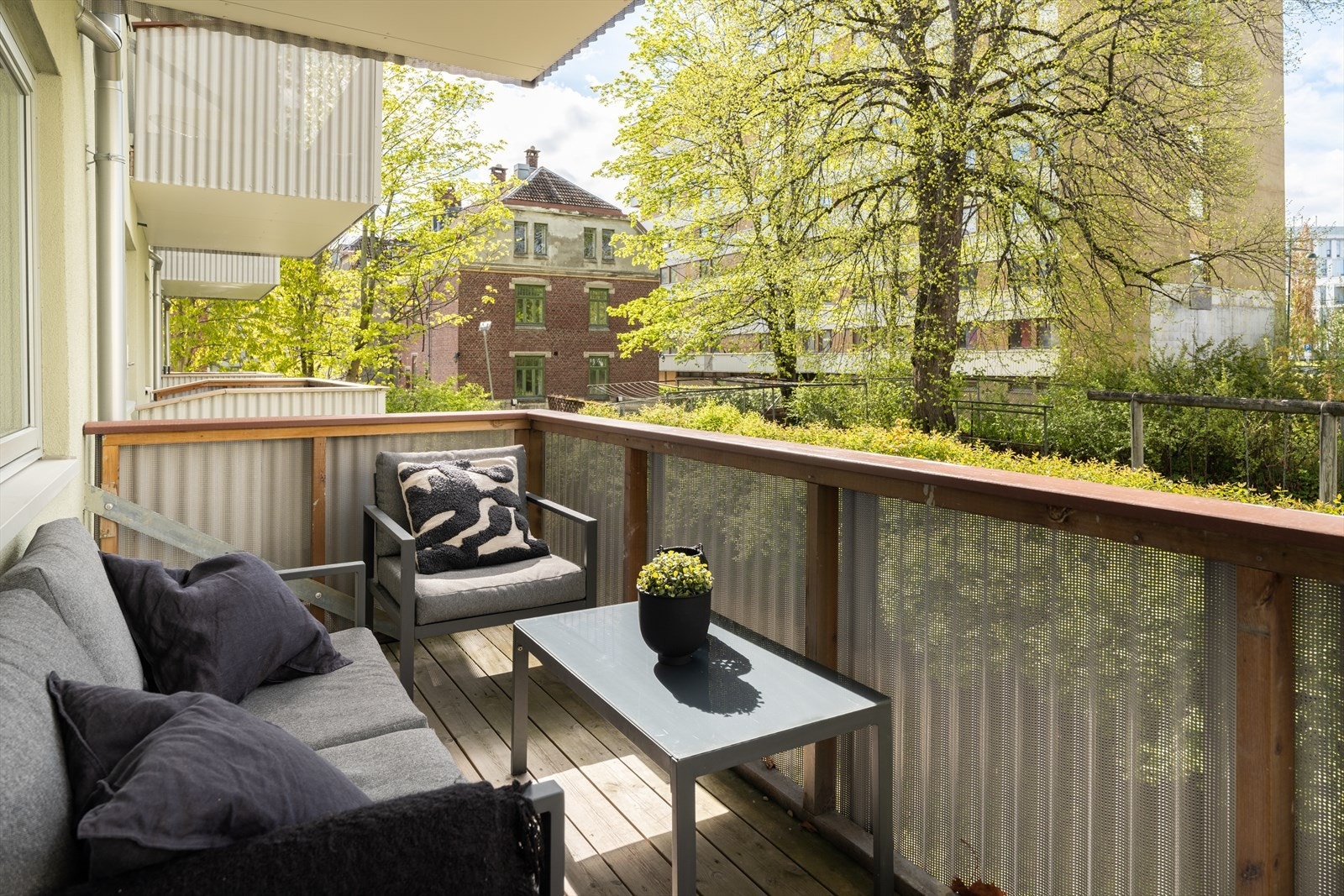 Fra leiligheten er det utgang til en privat balkong med ypperlige solforhold. Galleribilde