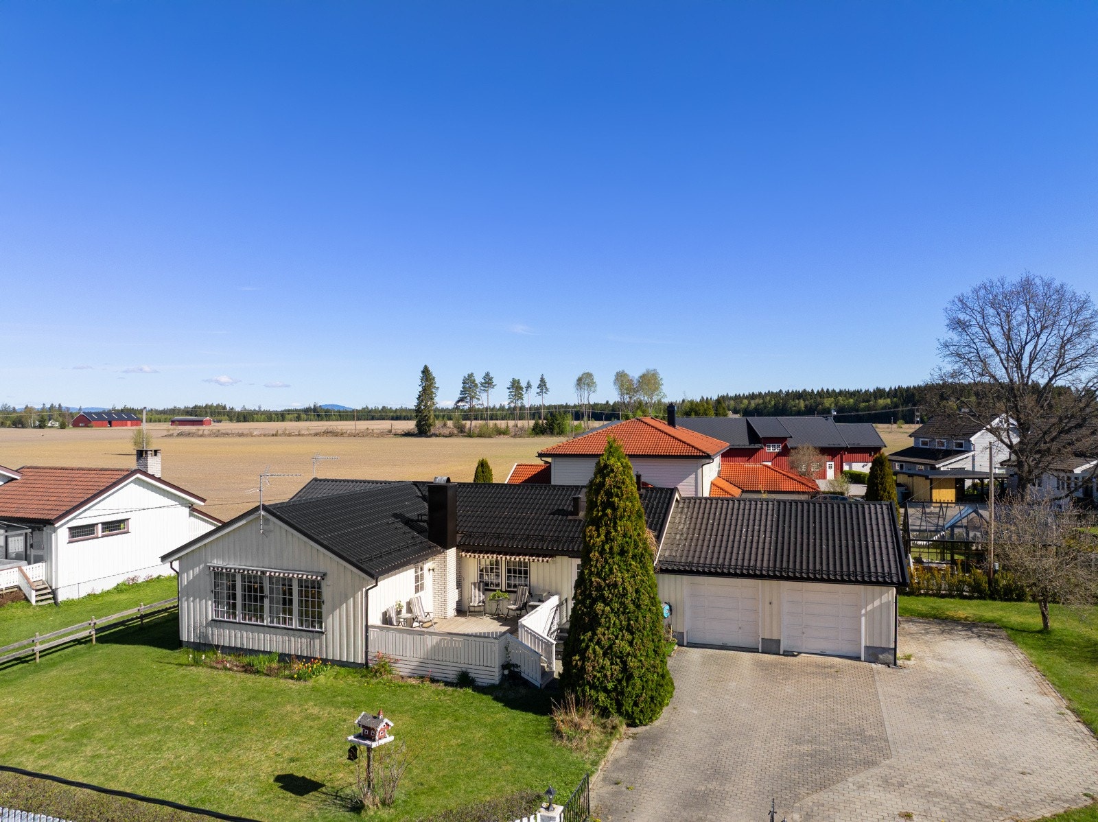 Eiendommen byr på gode parkeringsmuligheter med stor gårdsplass samt dobbel garasje. I garasjen er det installert elbillader. Galleribilde