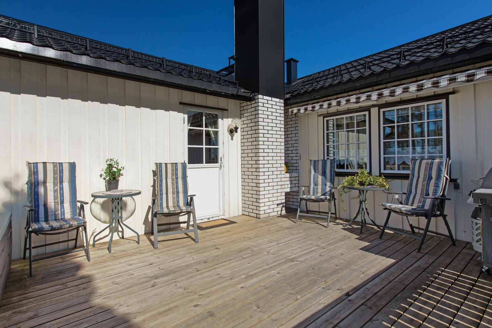 Terrassen har god plass til utemøbler og hyggelige sammenkomster. Galleribilde