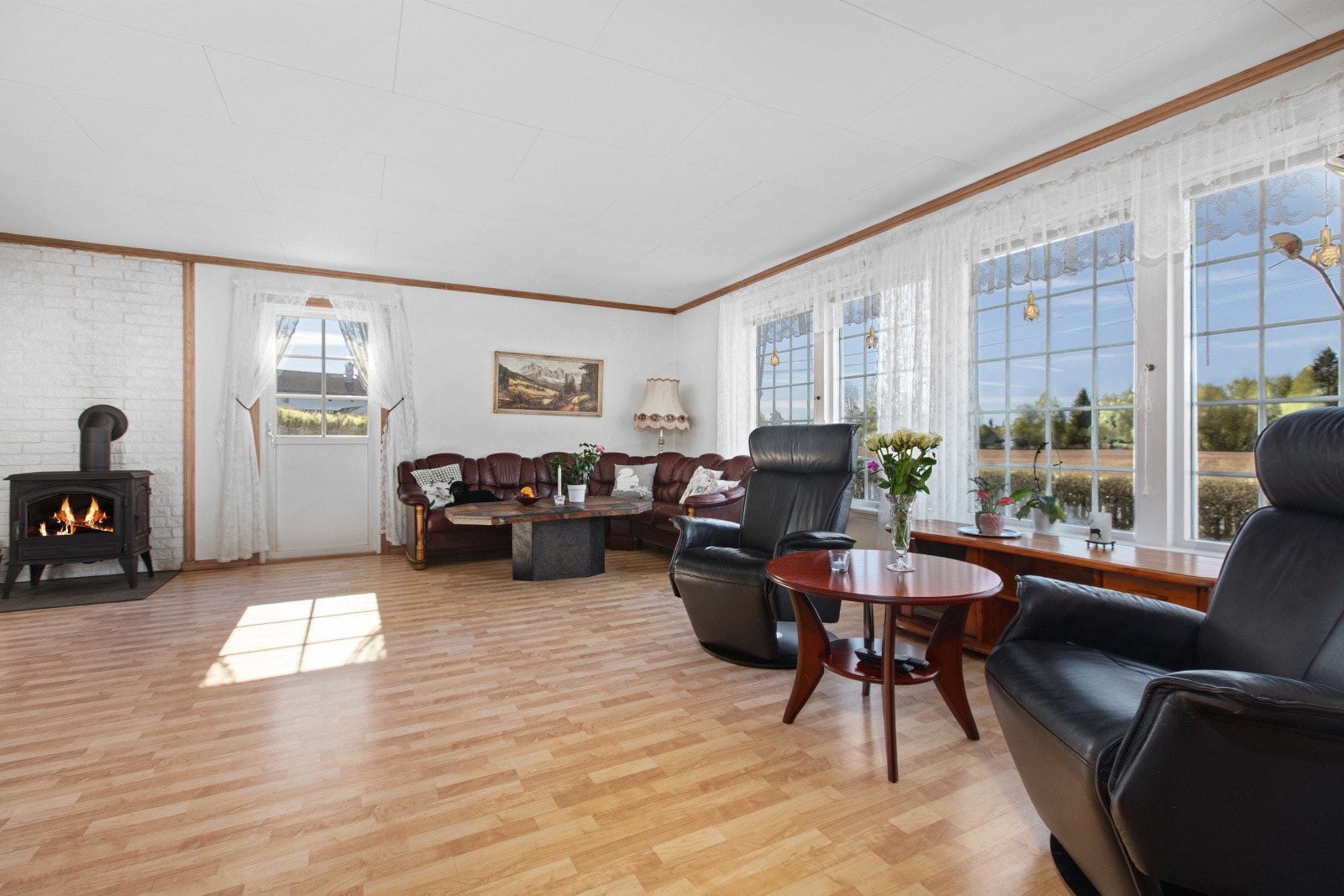 Store vindusflater sørger for rikelig med naturlig lysinnslipp. Galleribilde