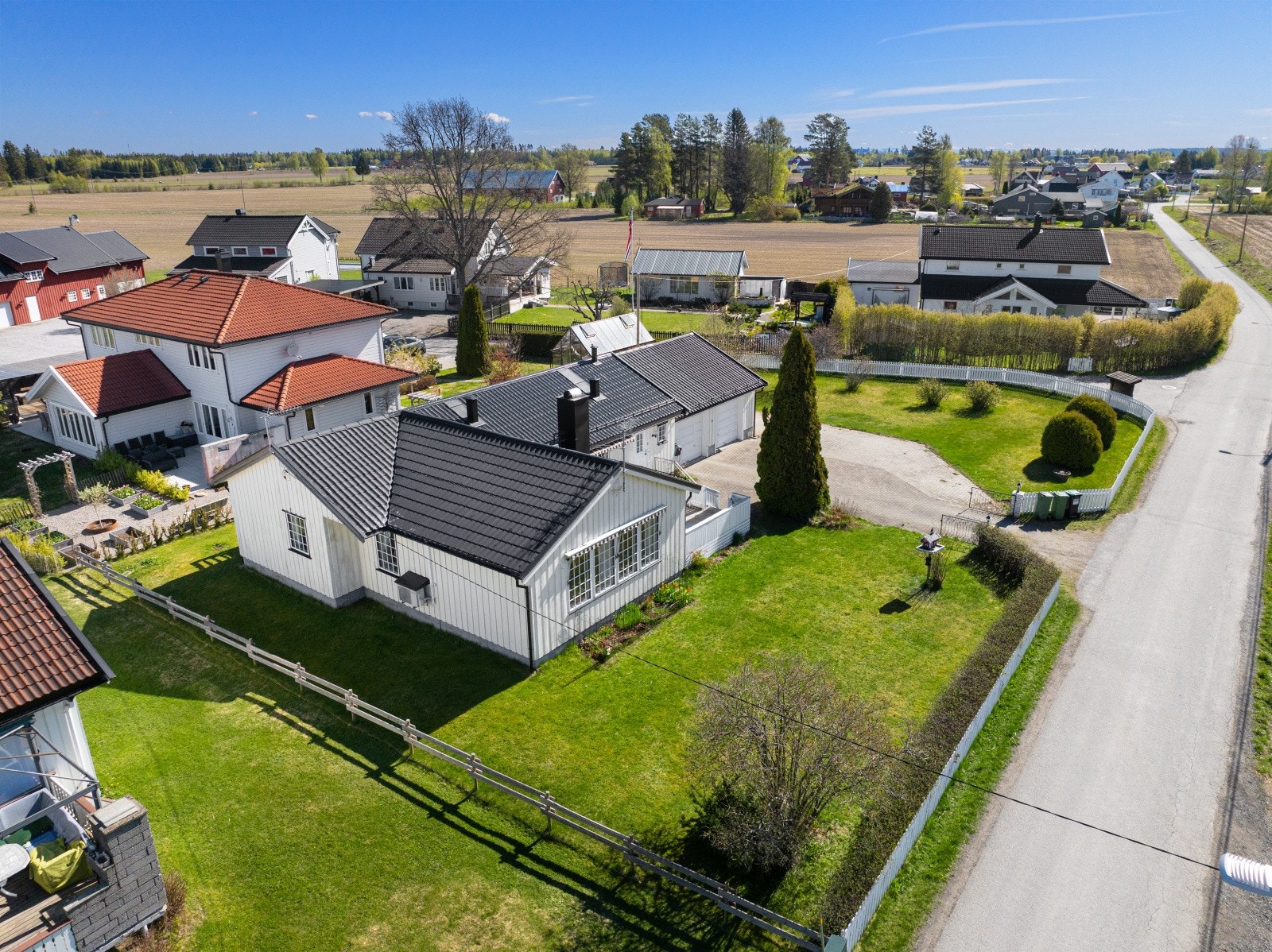 Eiendommen ligger i et mindre og rolig boligområde like utenfor Jessheim sentrum. Galleribilde
